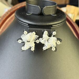 149. Vintage Black Rhinestone Filigree Clip-On Earrings Women's Fashion Jewelry‎